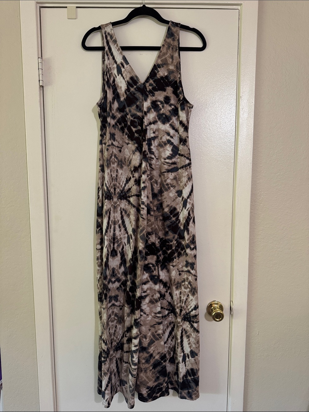 Sleeveless V-Neck Tie-Dye Maxi Dress in Brown and Black Simply Vera Wang